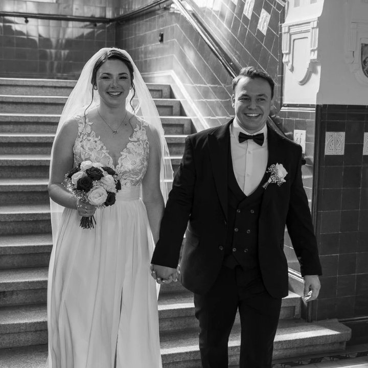 Viktor und Polina bei der Trauung